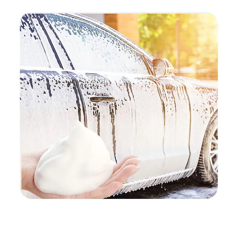 « Pulvérisateur de mousse EasyClean™ – Outil de nettoyage de voiture à haute pression pour appliquer une mousse épaisse afin d'éliminer la saleté et la crasse. Parfait pour les lavages de voiture, les finitions et l'entretien d'un extérieur de véhicule impeccable. »